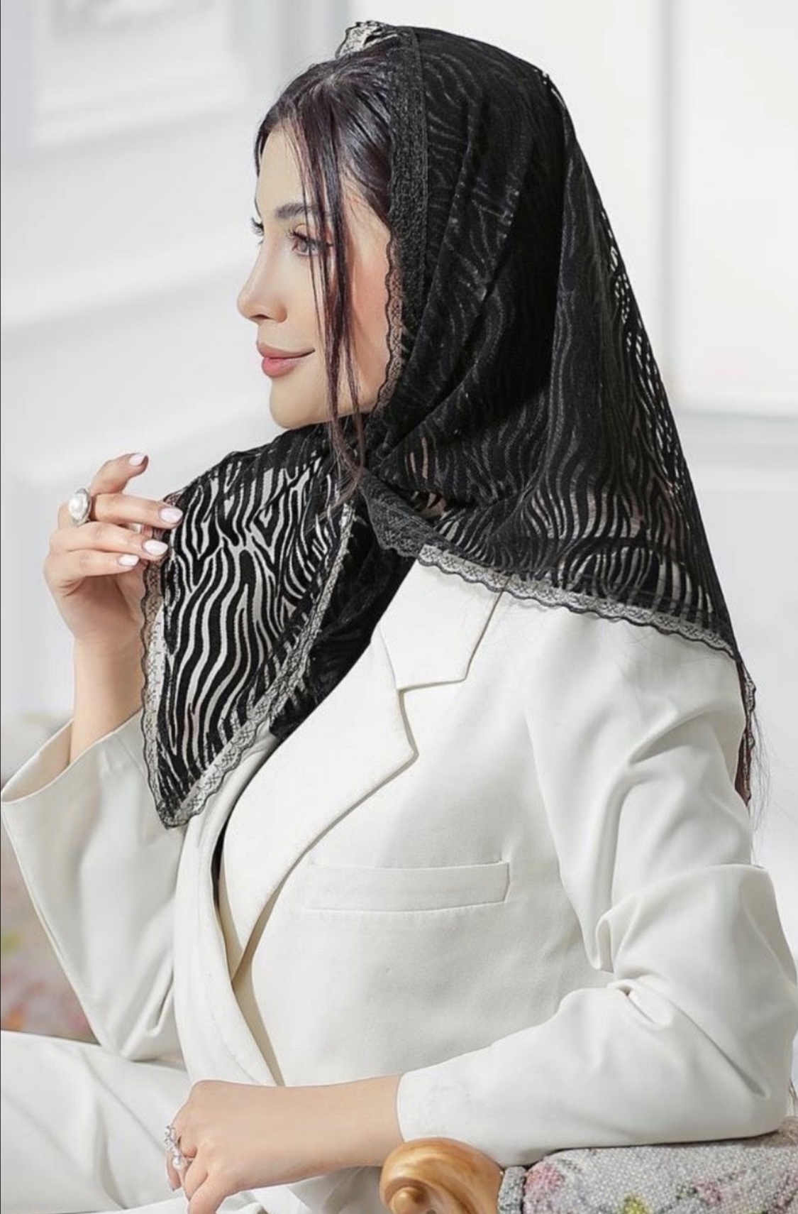 روسری سه گوش  تور مخمل کوب وارداتی دور دانتل قواره ۹۰